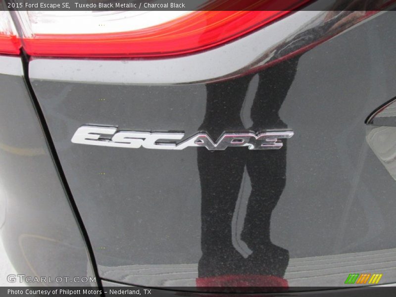 Tuxedo Black Metallic / Charcoal Black 2015 Ford Escape SE