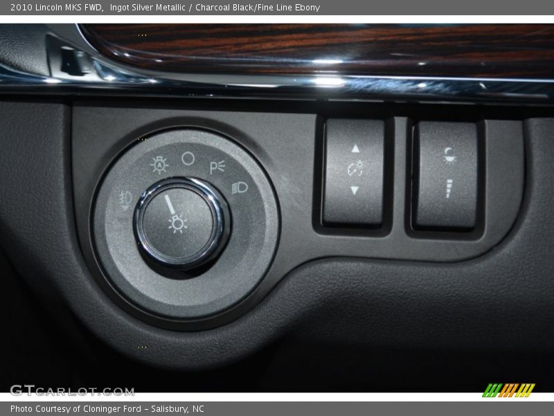 Ingot Silver Metallic / Charcoal Black/Fine Line Ebony 2010 Lincoln MKS FWD