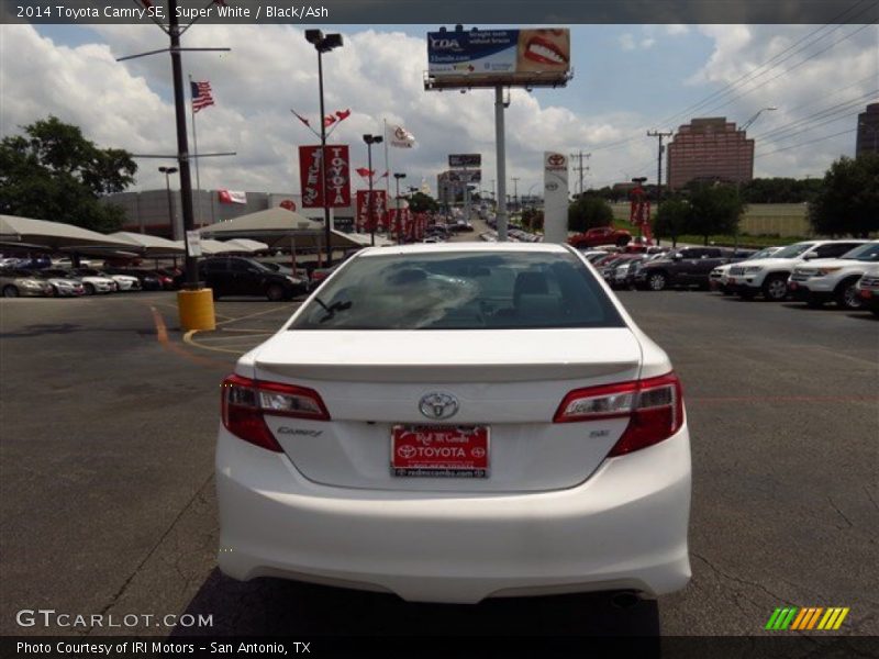 Super White / Black/Ash 2014 Toyota Camry SE