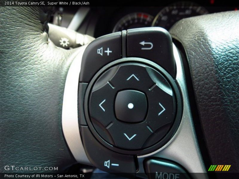 Super White / Black/Ash 2014 Toyota Camry SE