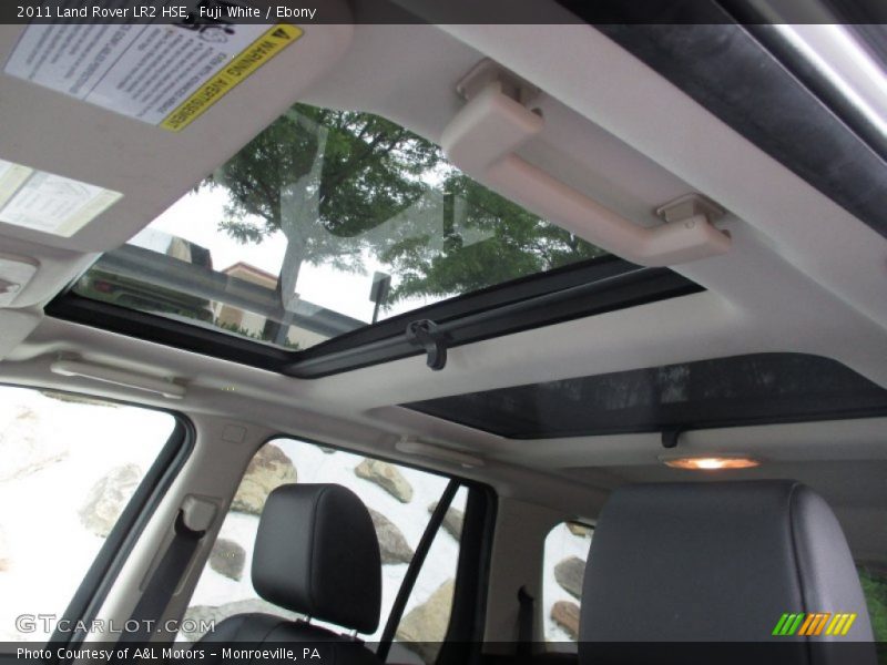 Fuji White / Ebony 2011 Land Rover LR2 HSE