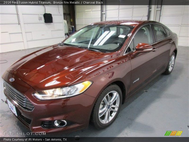 Front 3/4 View of 2016 Fusion Hybrid Titanium