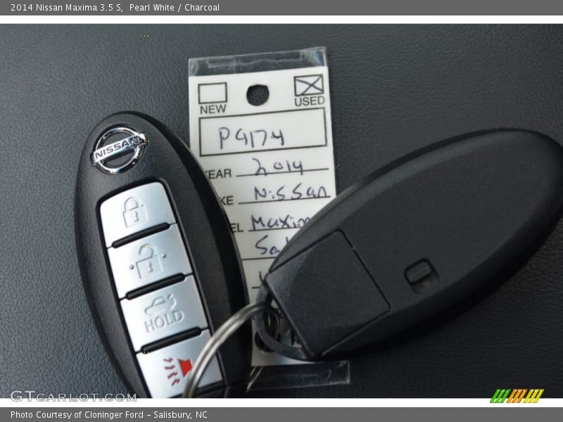 Pearl White / Charcoal 2014 Nissan Maxima 3.5 S
