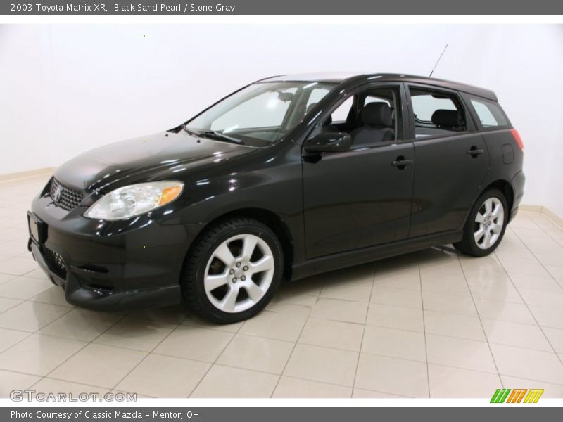 Front 3/4 View of 2003 Matrix XR