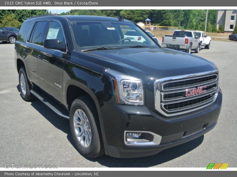 Front 3/4 View of 2015 Yukon SLE 4WD