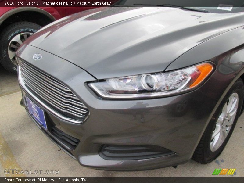Magnetic Metallic / Medium Earth Gray 2016 Ford Fusion S