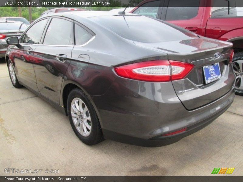 Magnetic Metallic / Medium Earth Gray 2016 Ford Fusion S