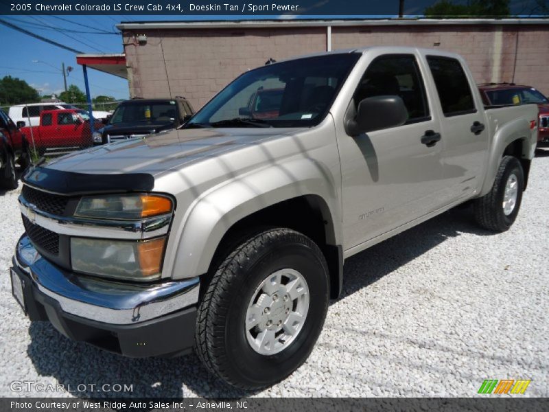 Front 3/4 View of 2005 Colorado LS Crew Cab 4x4