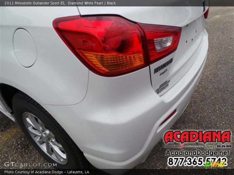 Diamond White Pearl / Black 2011 Mitsubishi Outlander Sport ES