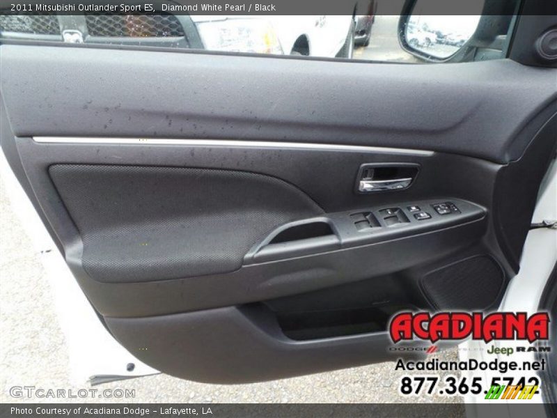 Diamond White Pearl / Black 2011 Mitsubishi Outlander Sport ES