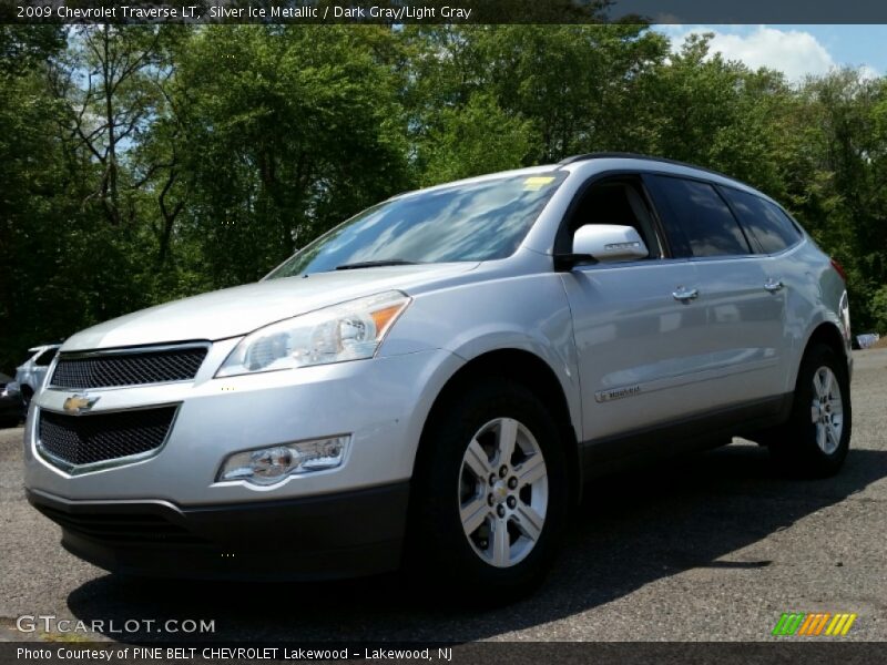 Front 3/4 View of 2009 Traverse LT