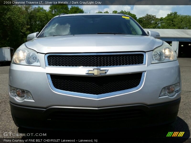 Silver Ice Metallic / Dark Gray/Light Gray 2009 Chevrolet Traverse LT
