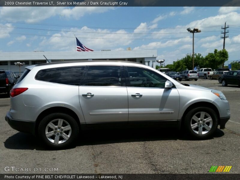 Silver Ice Metallic / Dark Gray/Light Gray 2009 Chevrolet Traverse LT