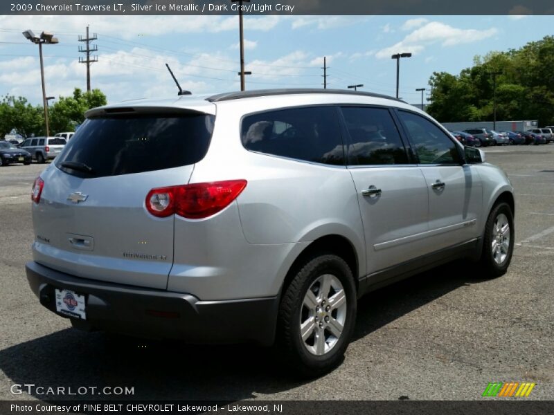 Silver Ice Metallic / Dark Gray/Light Gray 2009 Chevrolet Traverse LT
