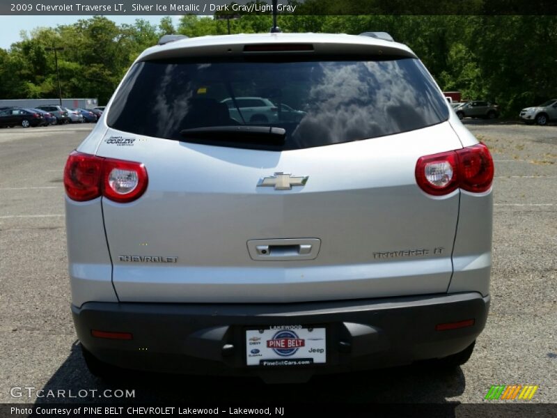 Silver Ice Metallic / Dark Gray/Light Gray 2009 Chevrolet Traverse LT