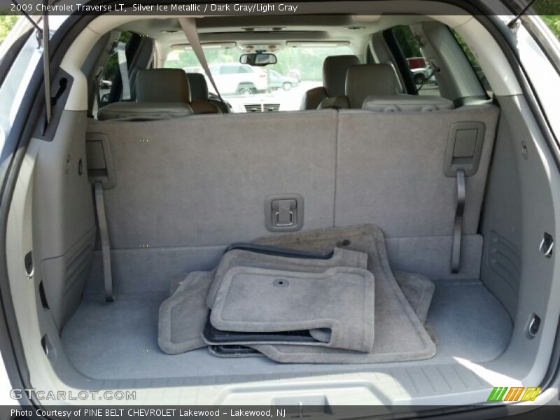 Silver Ice Metallic / Dark Gray/Light Gray 2009 Chevrolet Traverse LT