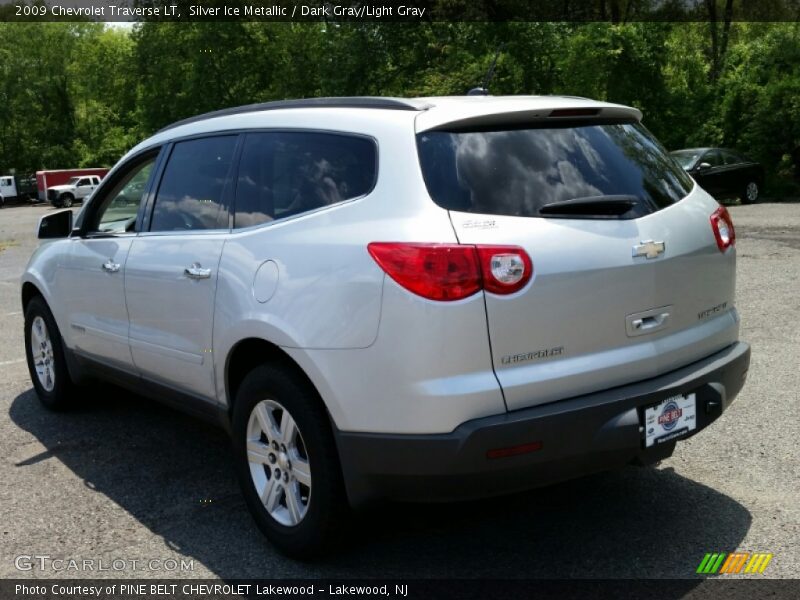 Silver Ice Metallic / Dark Gray/Light Gray 2009 Chevrolet Traverse LT