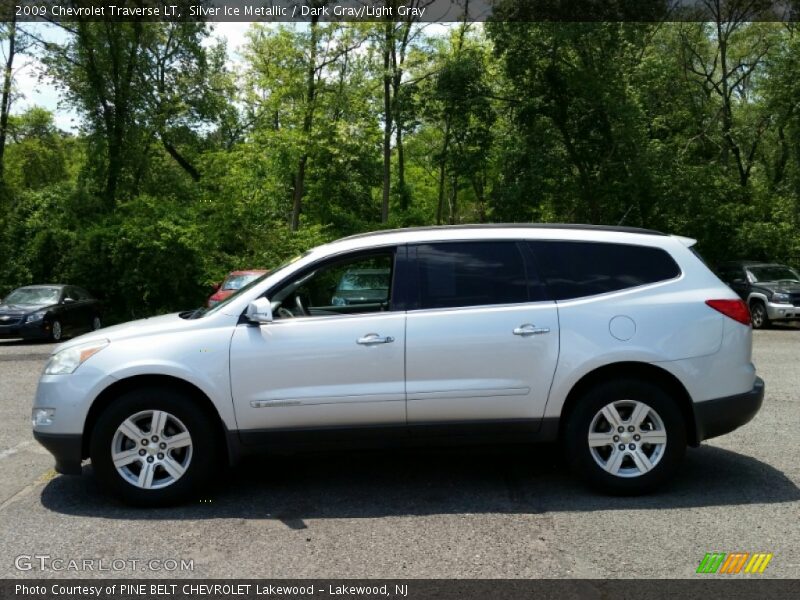 Silver Ice Metallic / Dark Gray/Light Gray 2009 Chevrolet Traverse LT