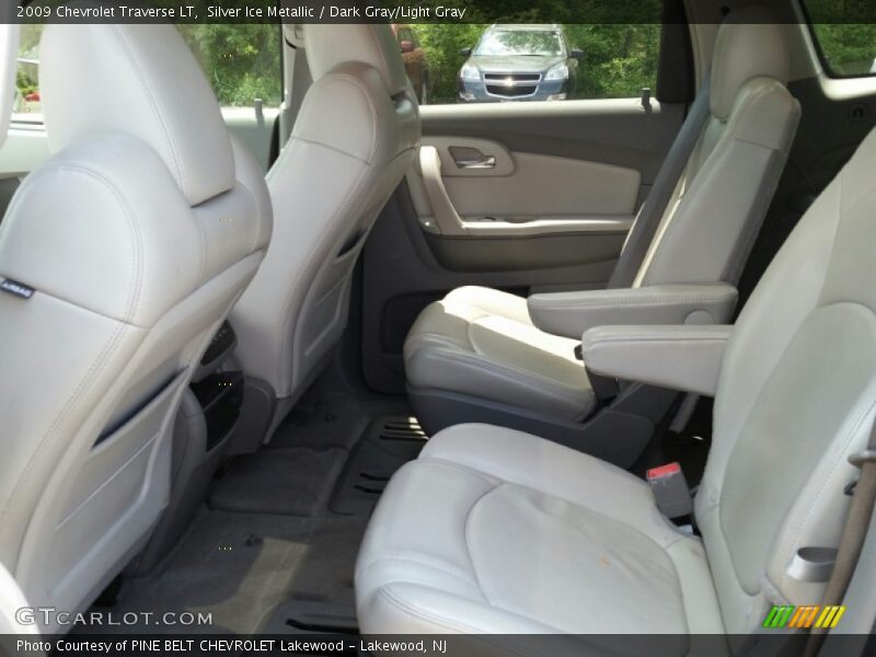 Silver Ice Metallic / Dark Gray/Light Gray 2009 Chevrolet Traverse LT