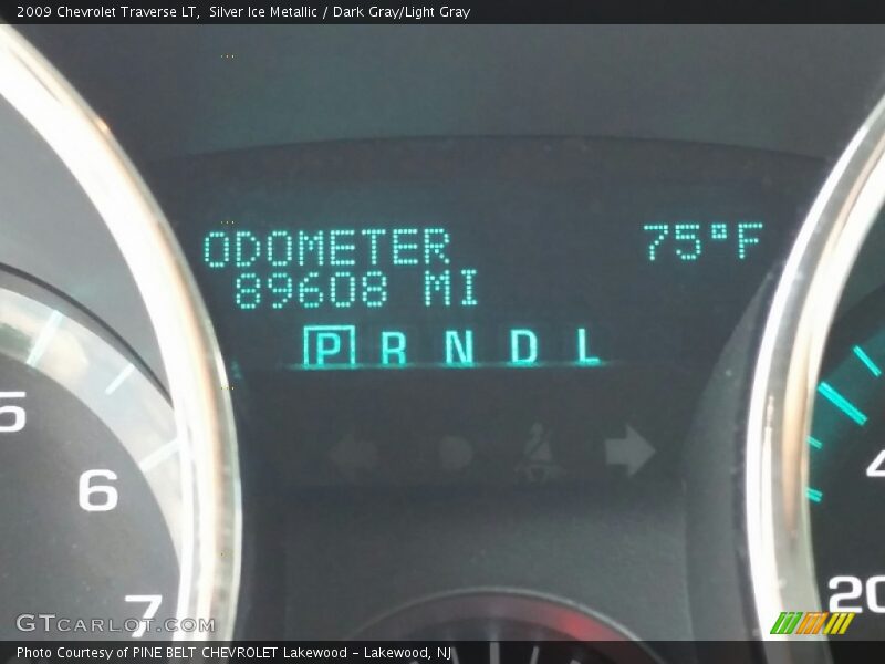 Silver Ice Metallic / Dark Gray/Light Gray 2009 Chevrolet Traverse LT