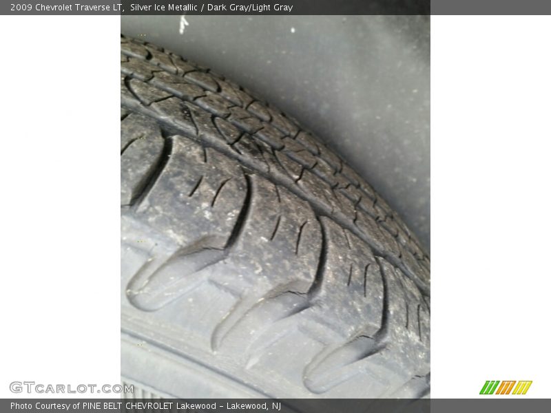 Silver Ice Metallic / Dark Gray/Light Gray 2009 Chevrolet Traverse LT