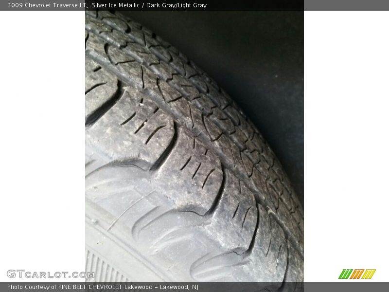 Silver Ice Metallic / Dark Gray/Light Gray 2009 Chevrolet Traverse LT