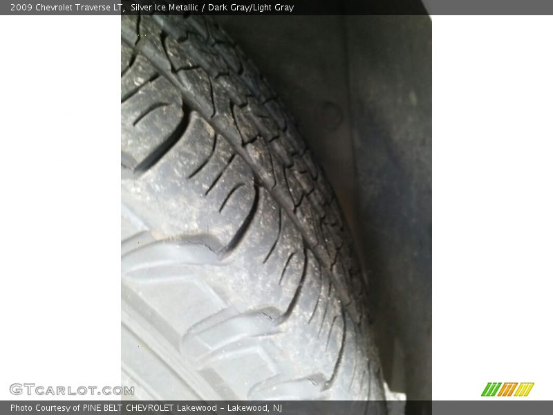 Silver Ice Metallic / Dark Gray/Light Gray 2009 Chevrolet Traverse LT