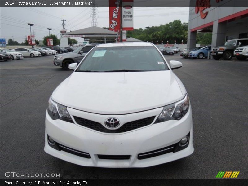 Super White / Black/Ash 2014 Toyota Camry SE