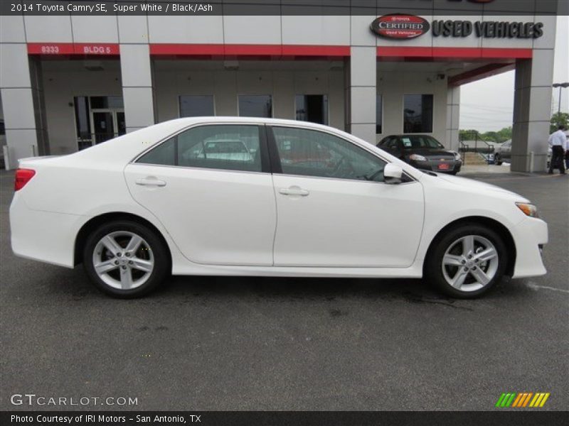 Super White / Black/Ash 2014 Toyota Camry SE