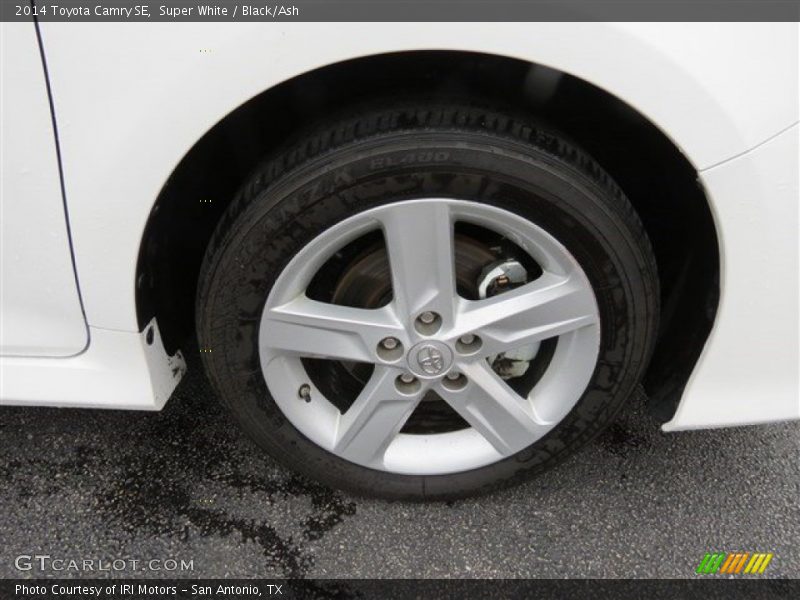 Super White / Black/Ash 2014 Toyota Camry SE