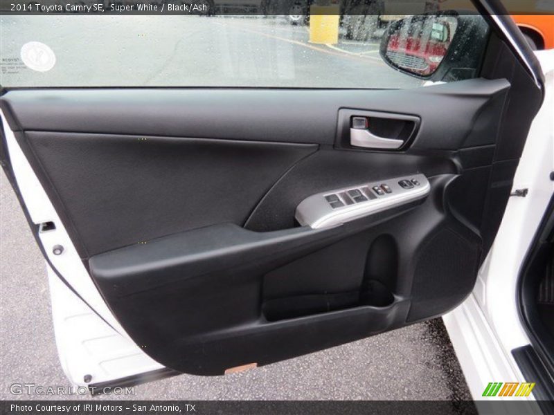 Super White / Black/Ash 2014 Toyota Camry SE