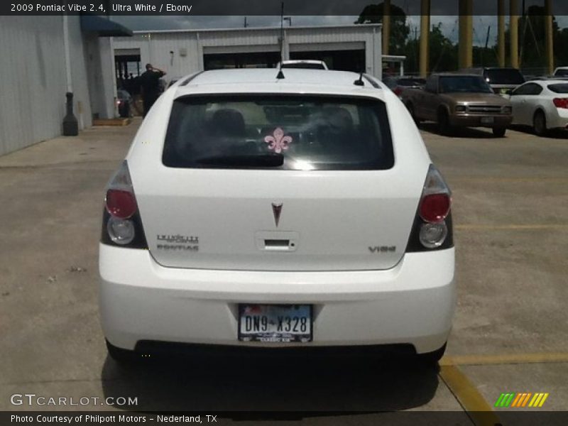 Ultra White / Ebony 2009 Pontiac Vibe 2.4