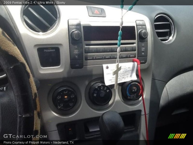 Ultra White / Ebony 2009 Pontiac Vibe 2.4