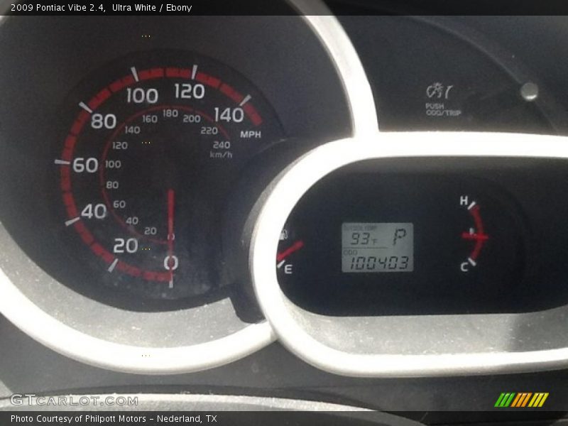 Ultra White / Ebony 2009 Pontiac Vibe 2.4