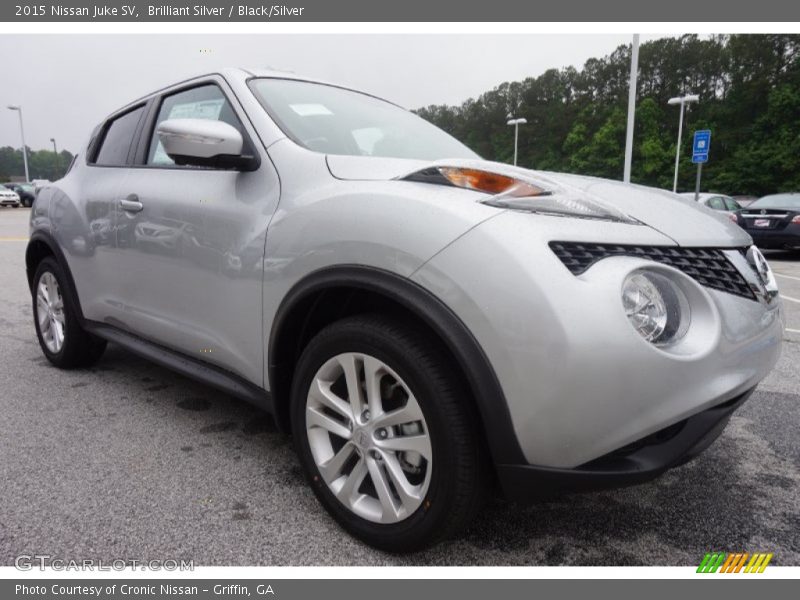 Front 3/4 View of 2015 Juke SV