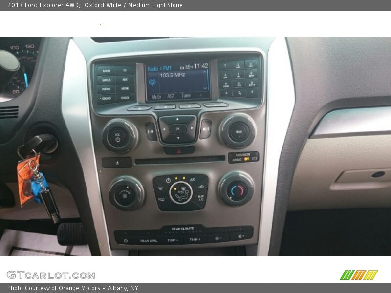 Oxford White / Medium Light Stone 2013 Ford Explorer 4WD
