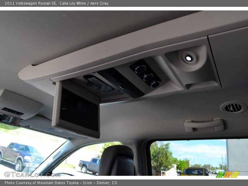Calla Lily White / Aero Gray 2011 Volkswagen Routan SE