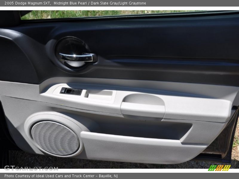 Midnight Blue Pearl / Dark Slate Gray/Light Graystone 2005 Dodge Magnum SXT