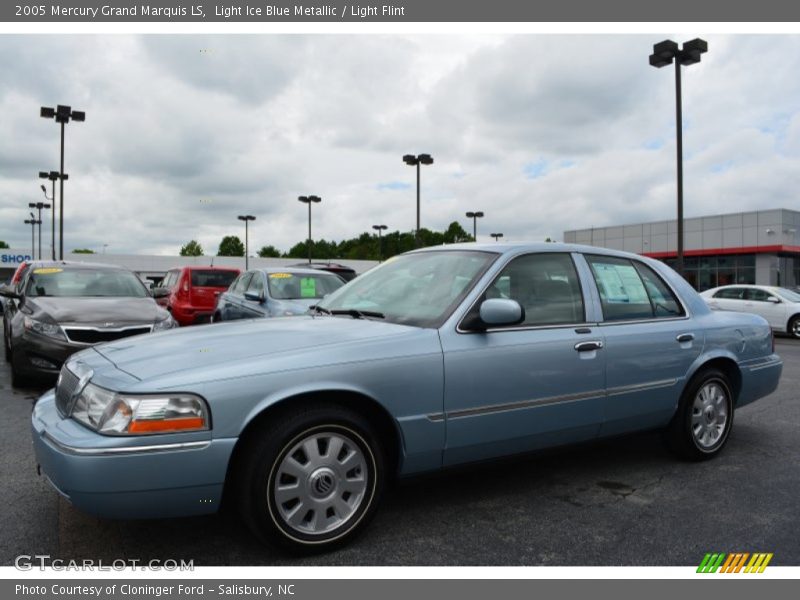 Front 3/4 View of 2005 Grand Marquis LS