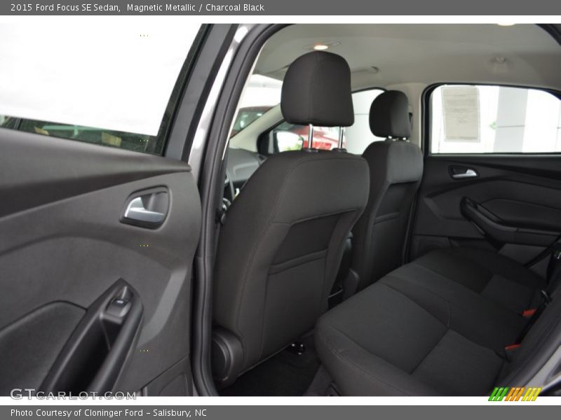 Magnetic Metallic / Charcoal Black 2015 Ford Focus SE Sedan