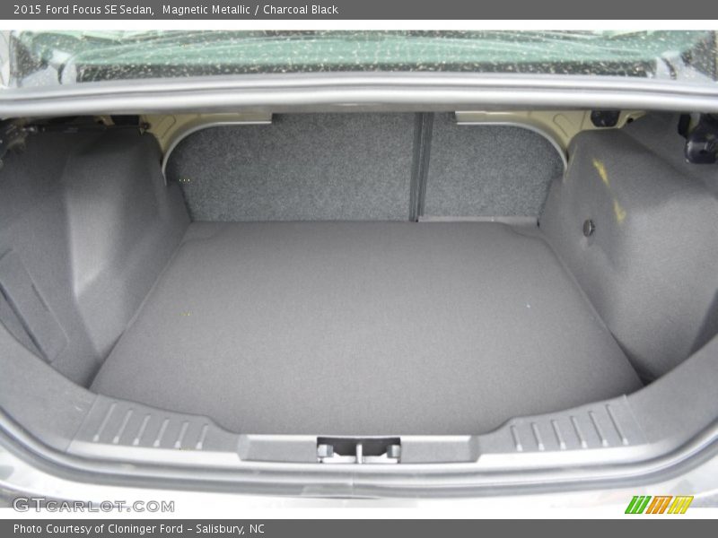 Magnetic Metallic / Charcoal Black 2015 Ford Focus SE Sedan