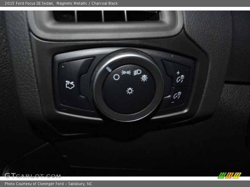 Magnetic Metallic / Charcoal Black 2015 Ford Focus SE Sedan
