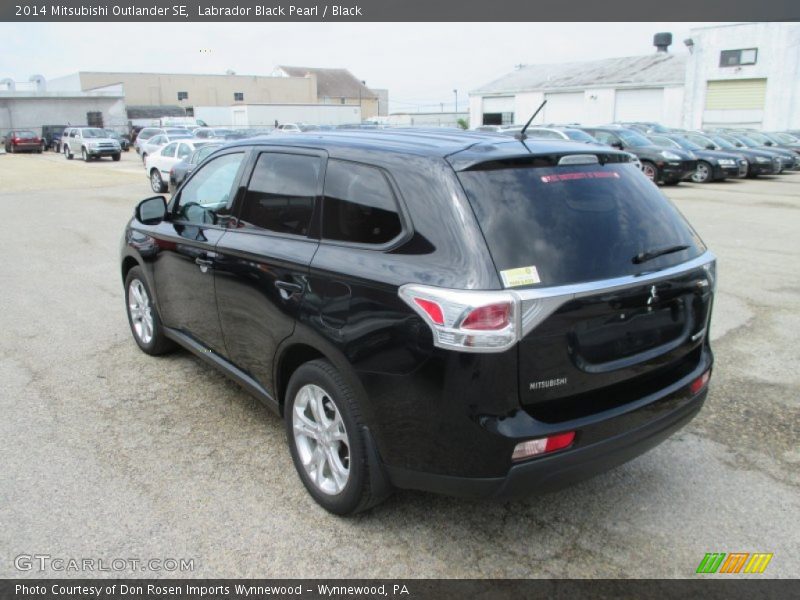 Labrador Black Pearl / Black 2014 Mitsubishi Outlander SE