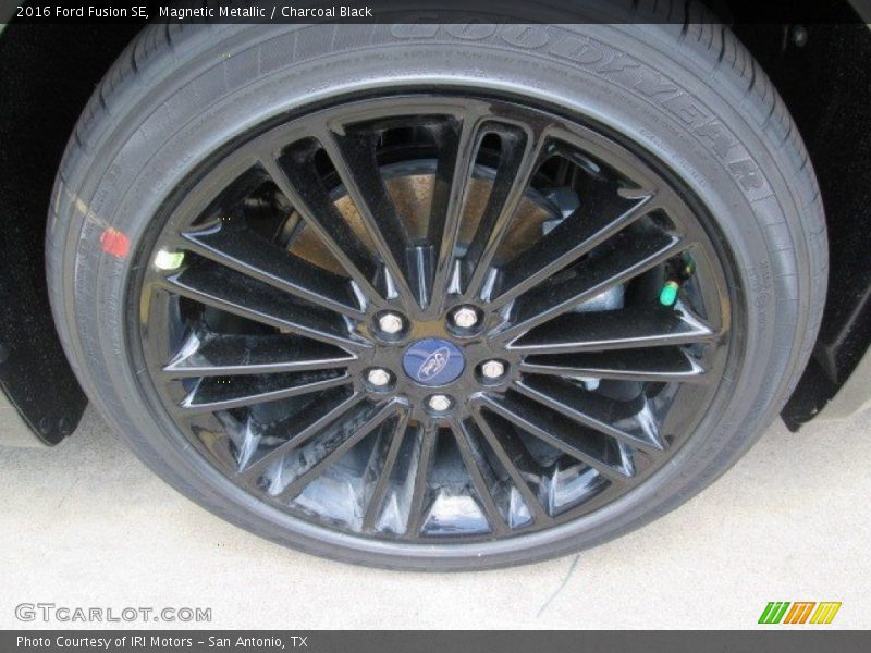 Magnetic Metallic / Charcoal Black 2016 Ford Fusion SE