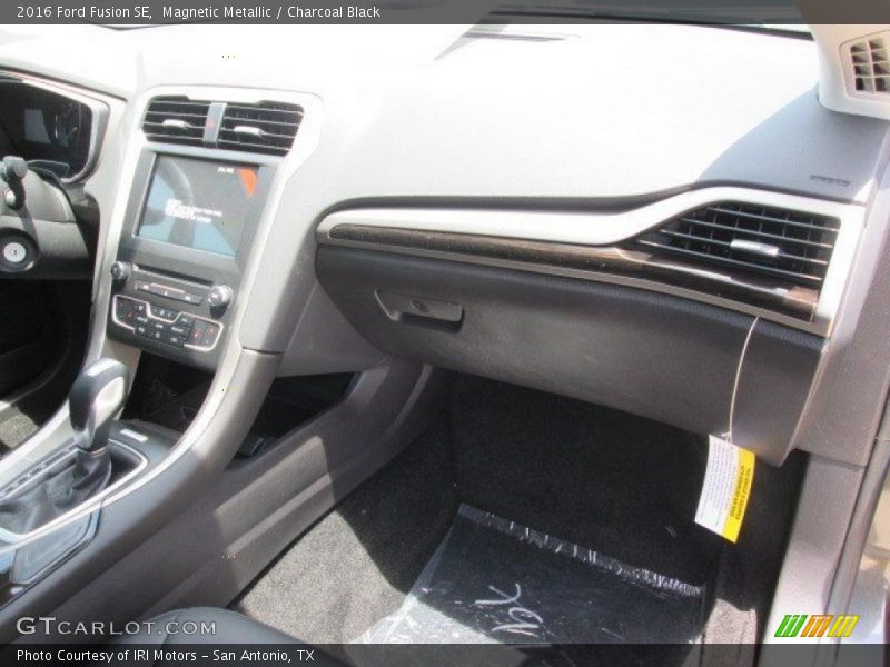 Magnetic Metallic / Charcoal Black 2016 Ford Fusion SE