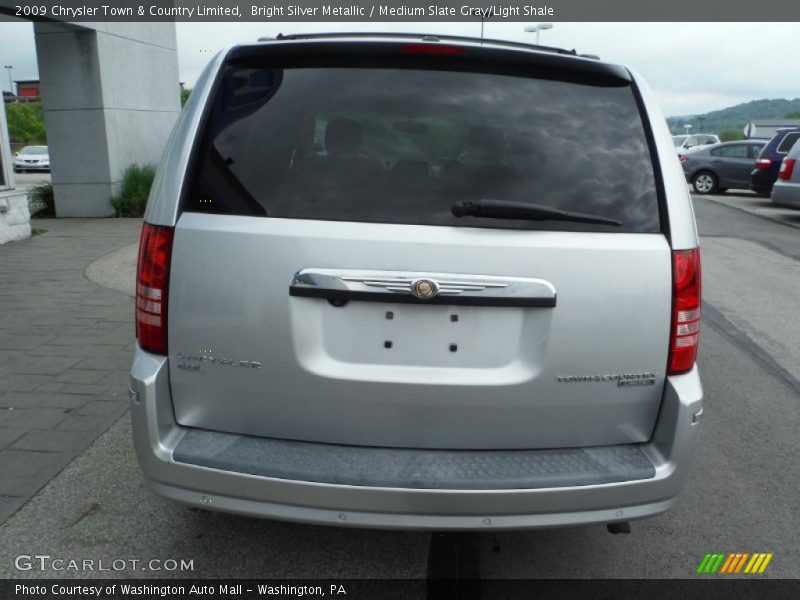 Bright Silver Metallic / Medium Slate Gray/Light Shale 2009 Chrysler Town & Country Limited