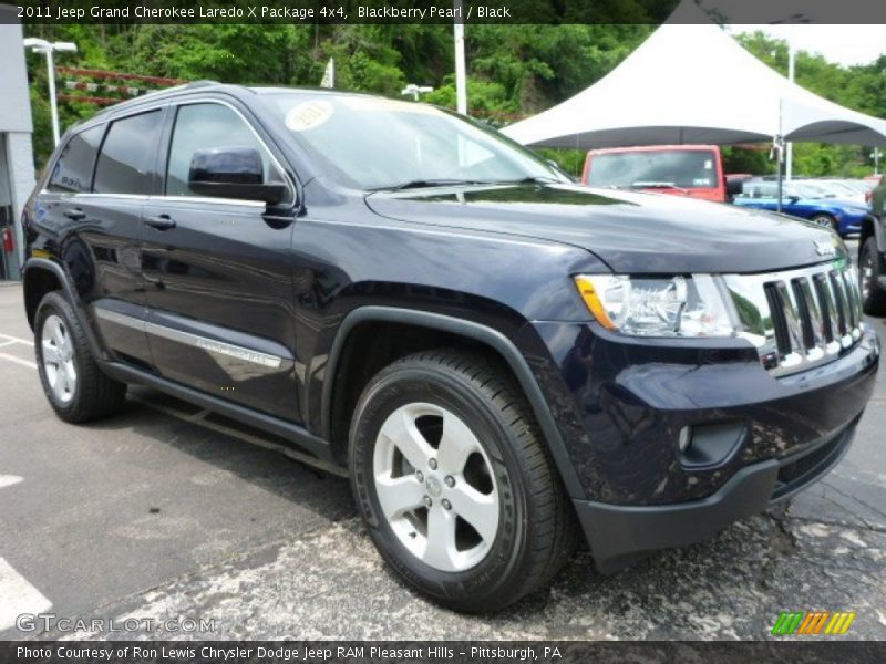 Front 3/4 View of 2011 Grand Cherokee Laredo X Package 4x4