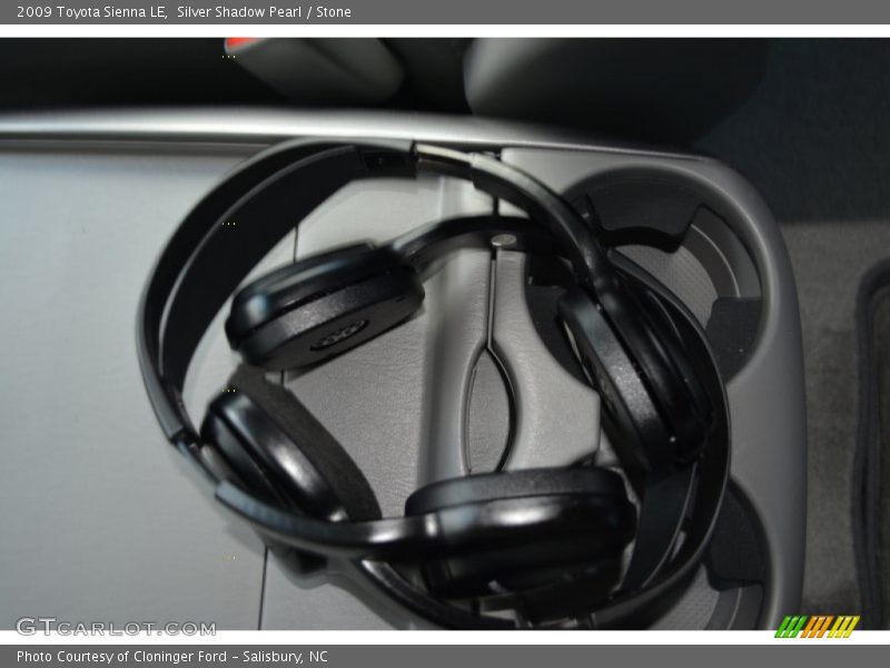 Silver Shadow Pearl / Stone 2009 Toyota Sienna LE