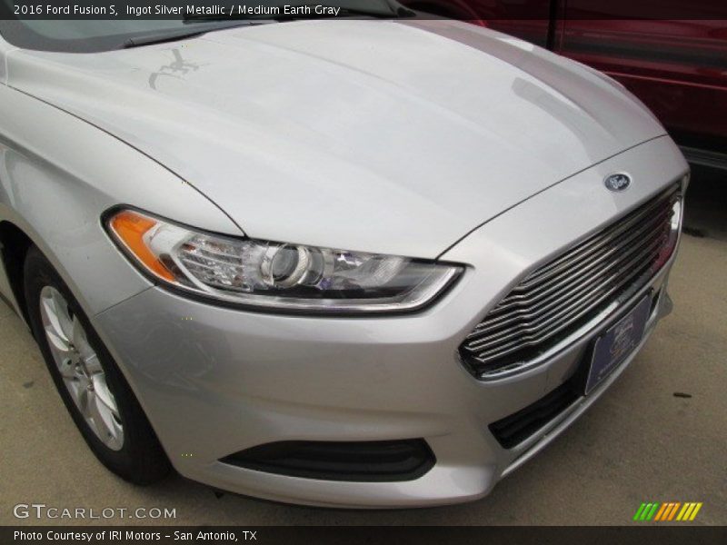 Ingot Silver Metallic / Medium Earth Gray 2016 Ford Fusion S