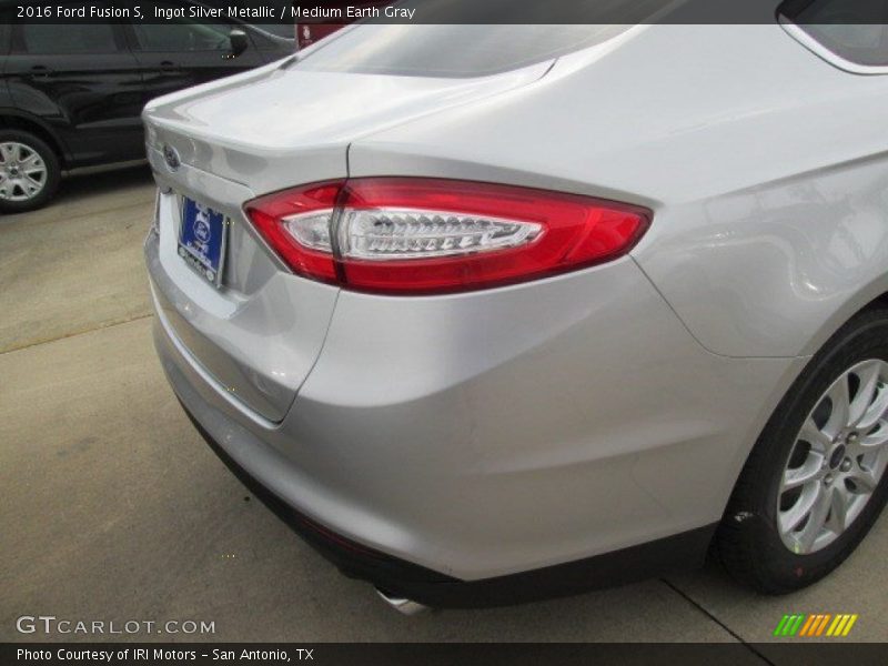 Ingot Silver Metallic / Medium Earth Gray 2016 Ford Fusion S